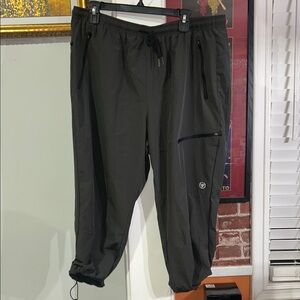 Women’s Black Active Capris with Elastic Waist and Zip Pockets